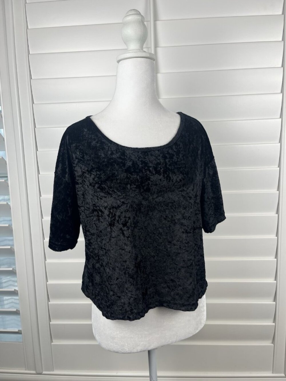 Secret Treasures Black Crushed Velvet Top Relaxed Scoop Neck Short Sleeve size L